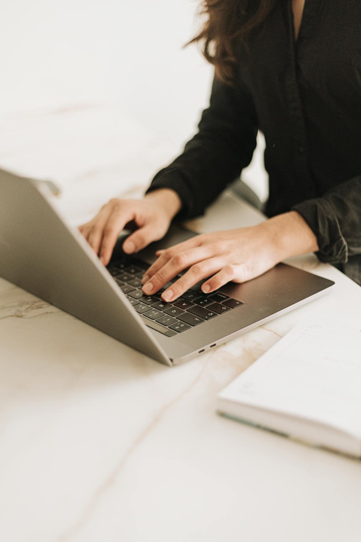 Entrepreneur consultant son tableau de bord comptable en ligne
