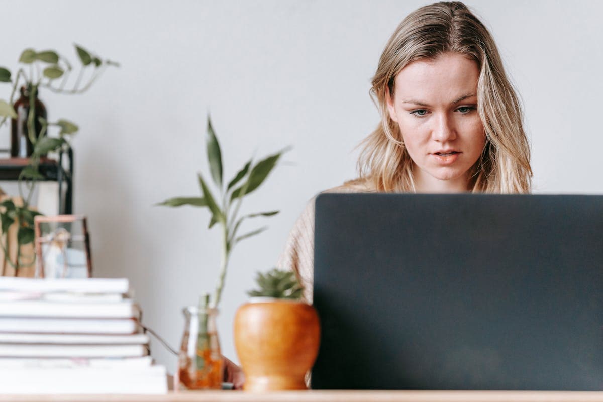Freelance travaillant depuis un bureau à domicile