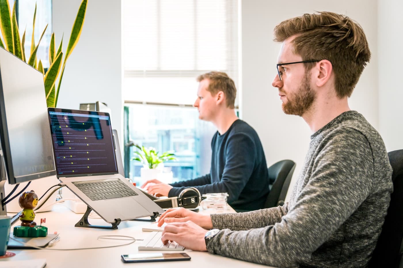 Equipe consultant une plateforme de suivi comptable en ligne
